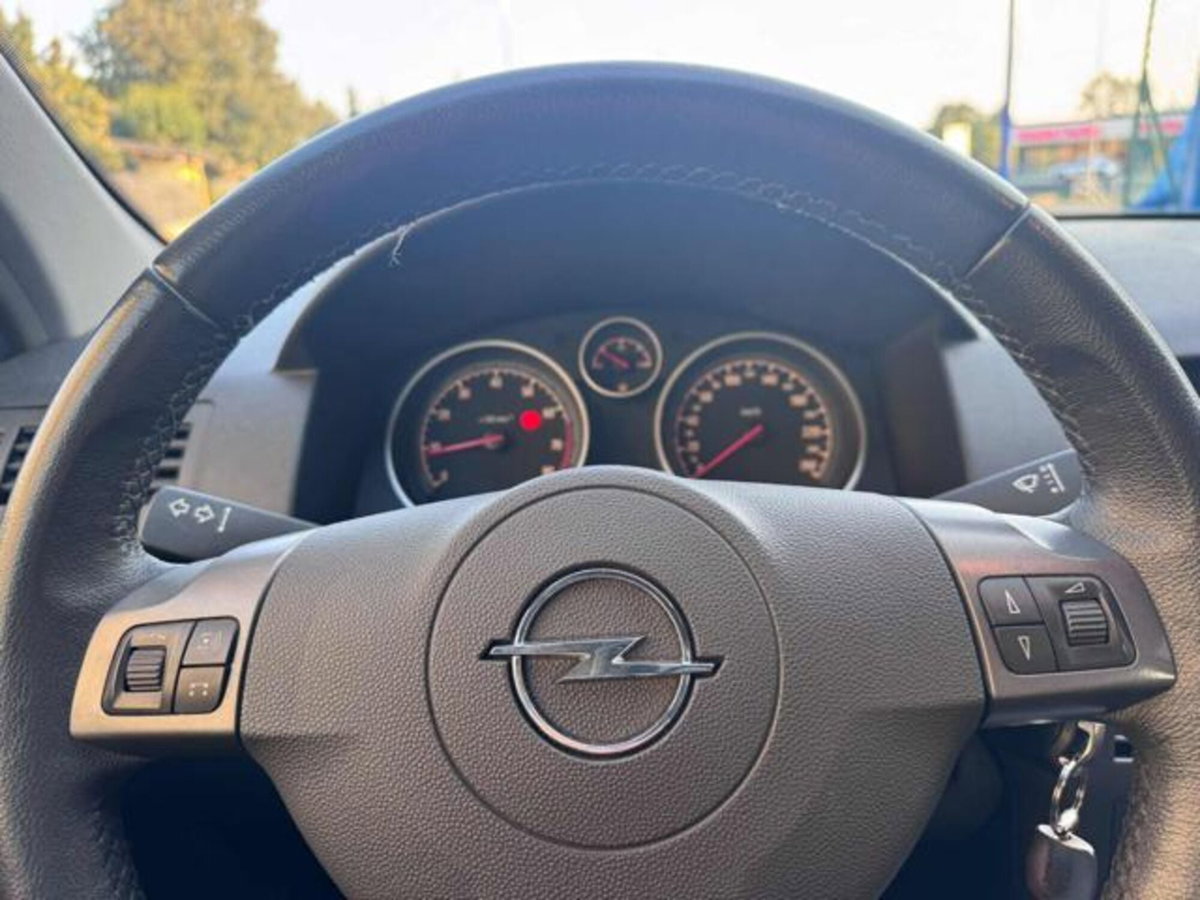 Opel Astra 1.6 16V Twinport 5 porte Cosmo (17)