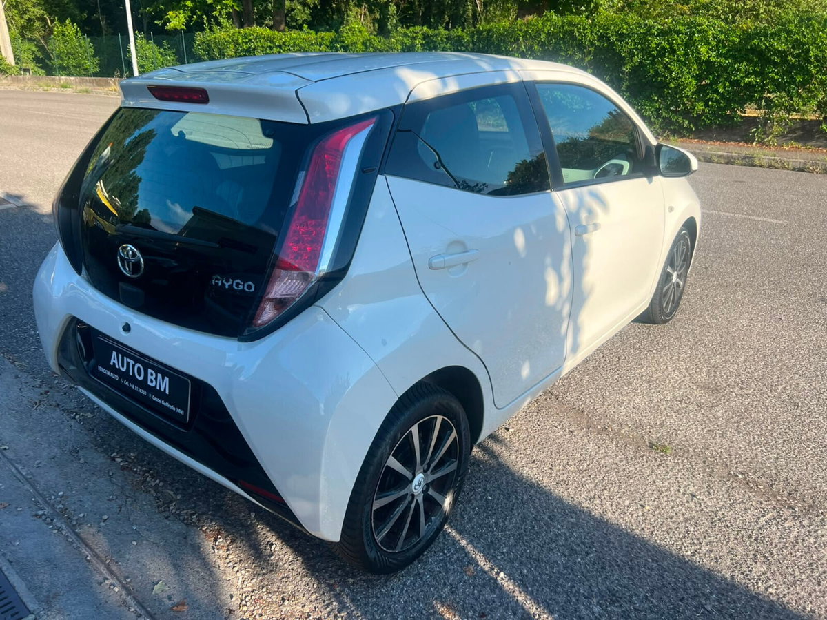 Toyota Aygo 1.0 VVT-i 69 CV 5 porte x-cool MMT (2)