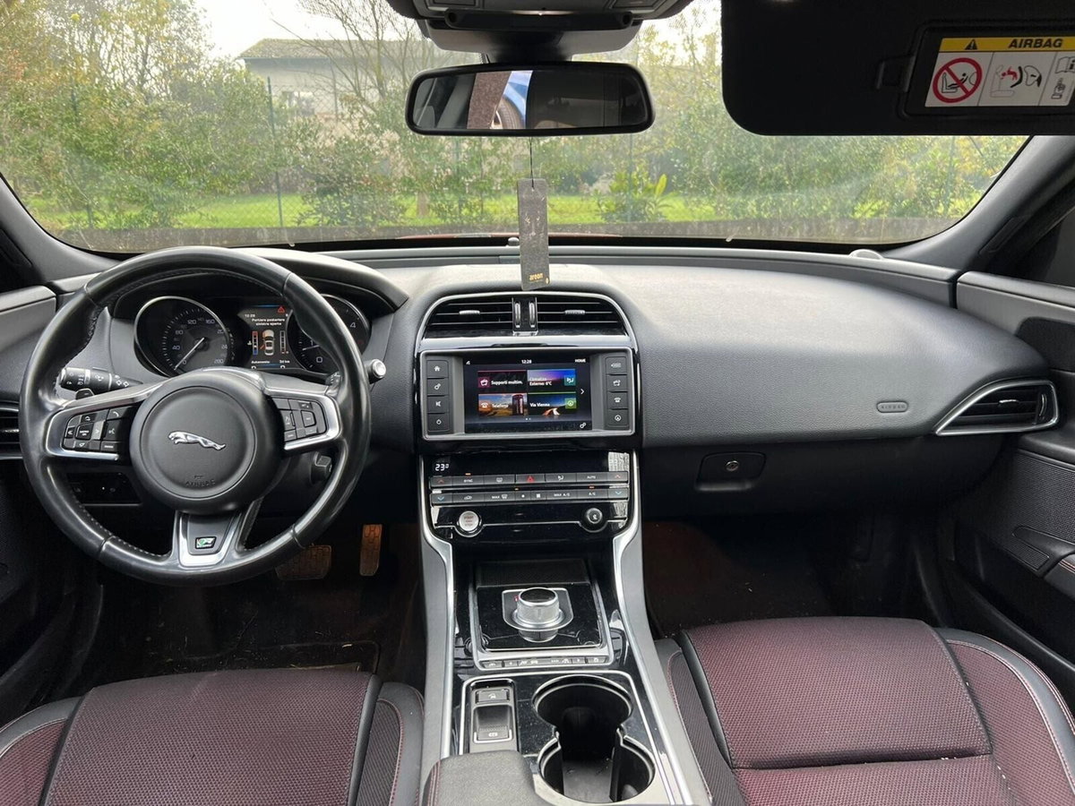 Jaguar XE 2.0 D Turbo 180CV aut. Pure (11)