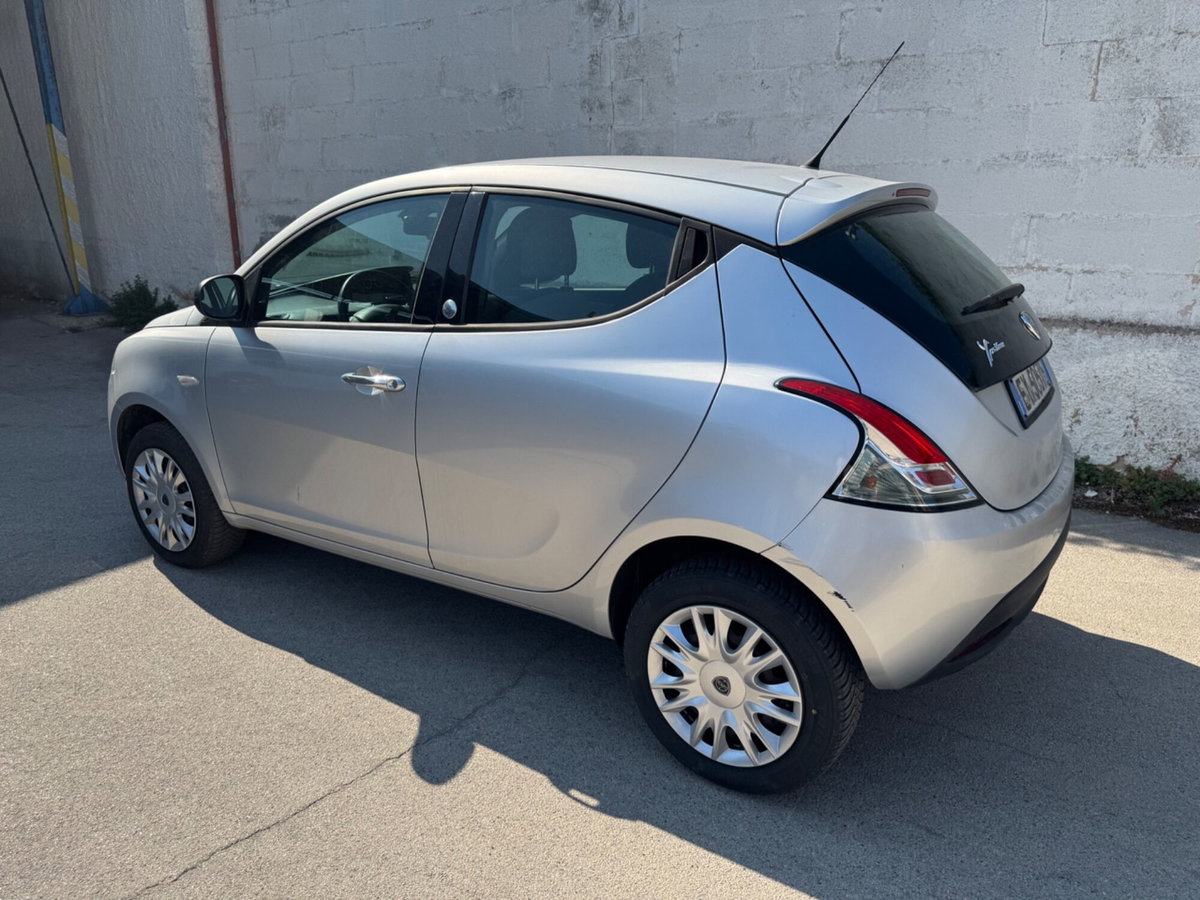 Lancia Ypsilon 0.9 TwinAir 85 CV 5 porte Metano Ecochic Elefantino (2)