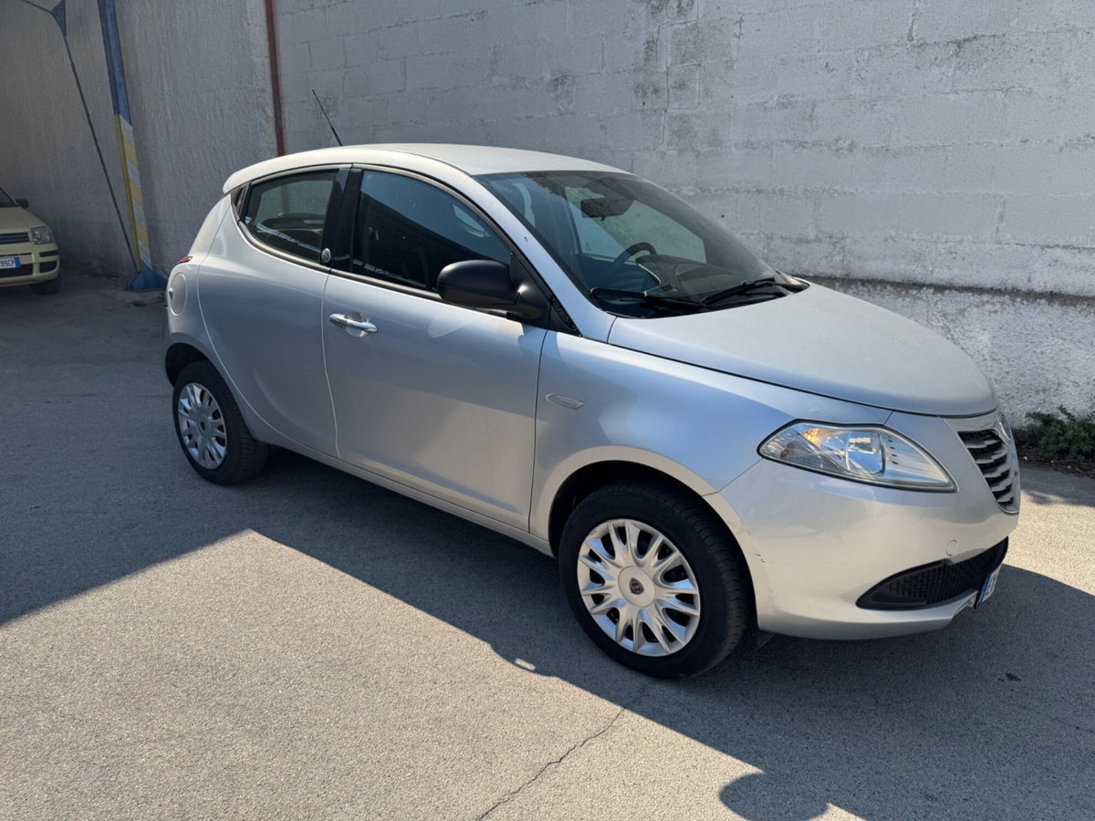 Lancia Ypsilon 0.9 TwinAir 85 CV 5 porte Metano Ecochic Elefantino (4)