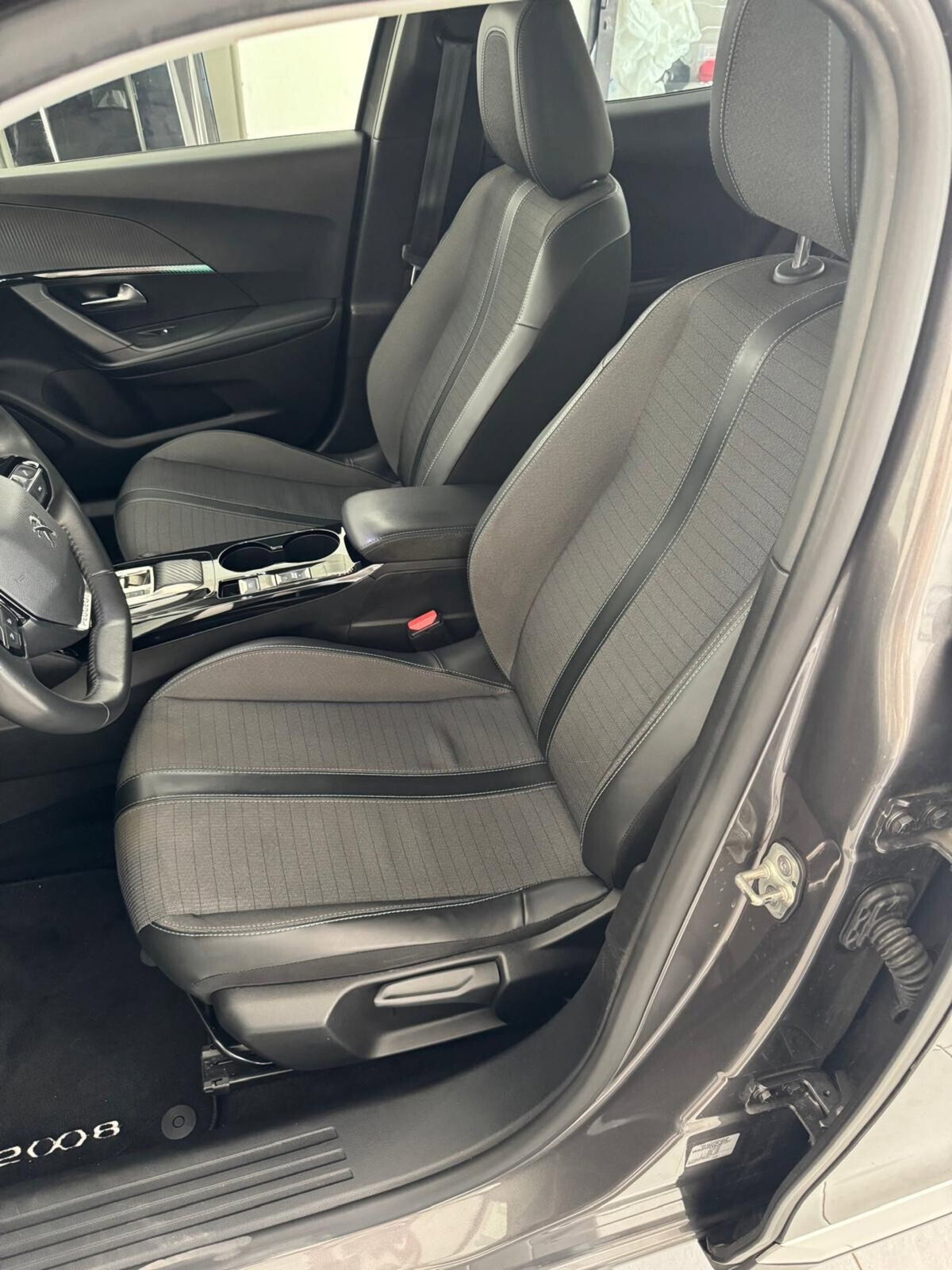 Peugeot 2008 BlueHDi 130 S&S EAT8 Allure Pack (11)
