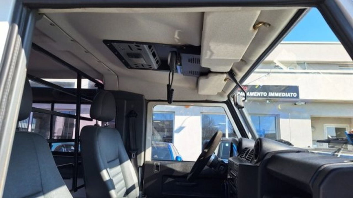 Land Rover Defender 90 2.2 TD4 Pick Up E (16)