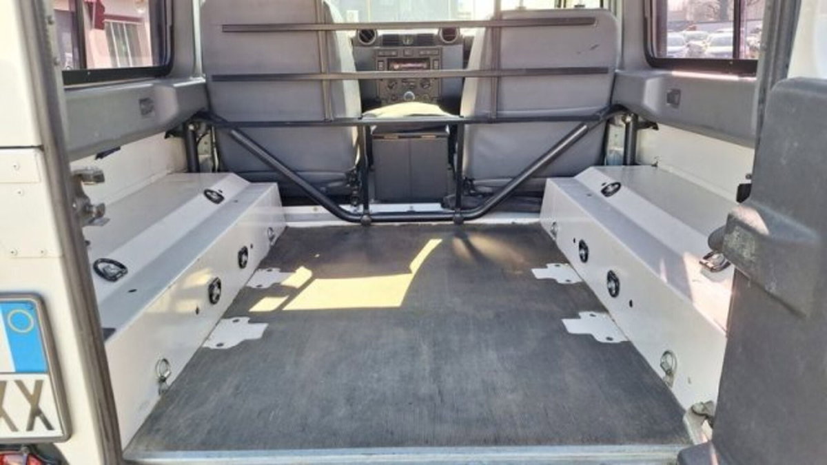 Land Rover Defender 90 2.2 TD4 Pick Up E (18)
