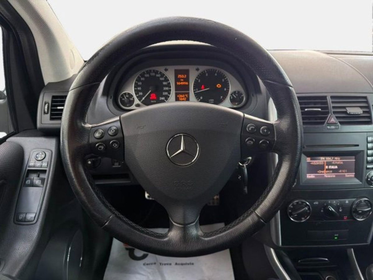 Mercedes-Benz Classe A 160 BlueEFFICIENCY Coupé Special Edition (9)