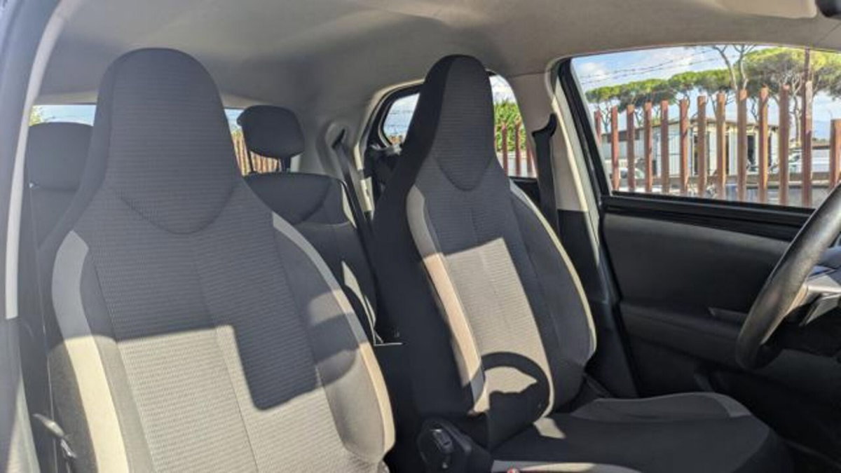 Toyota Aygo Connect 1.0 VVT-i 72 CV 5 porte x-cool (11)