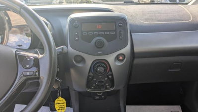 Toyota Aygo Connect 1.0 VVT-i 72 CV 5 porte x-cool (9)