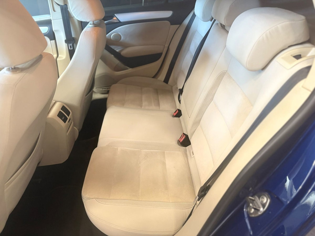Volkswagen Golf 1.6 TDI DPF DSG 5p. Highline (11)