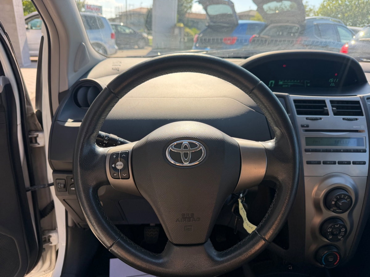 Toyota Yaris 1.0 5 porte Luxury pack (10)