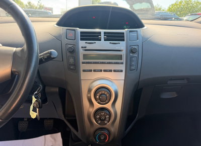 Toyota Yaris 1.0 5 porte Luxury pack (11)