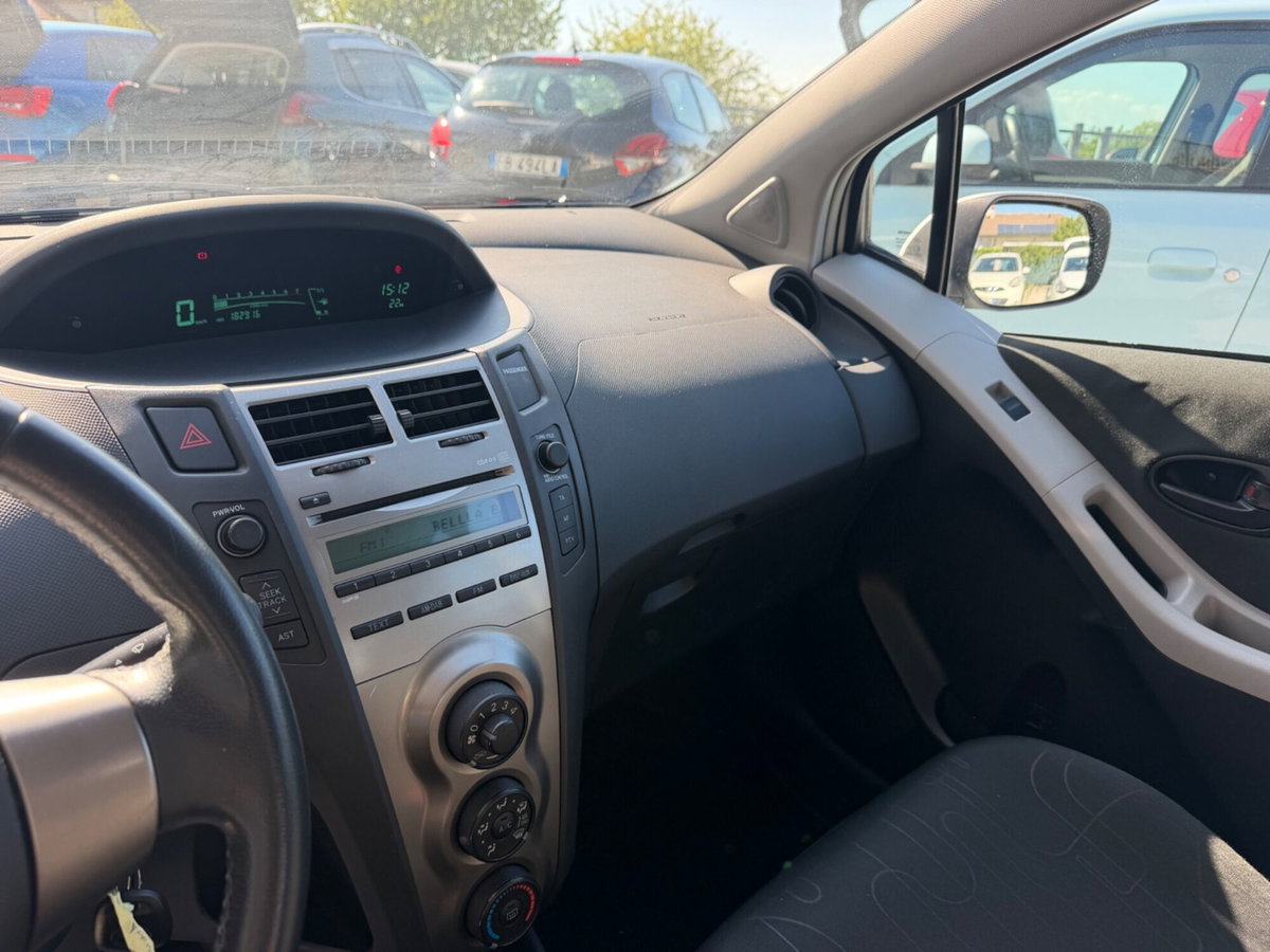 Toyota Yaris 1.0 5 porte Luxury pack (14)