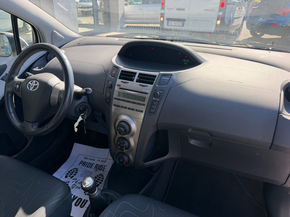 Toyota Yaris 1.0 5 porte Luxury pack (16)