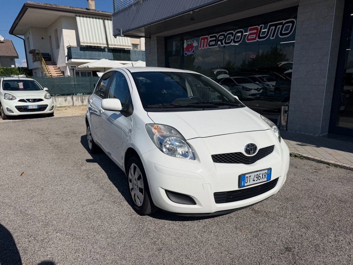 Toyota Yaris 1.0 5 porte Luxury pack (3)