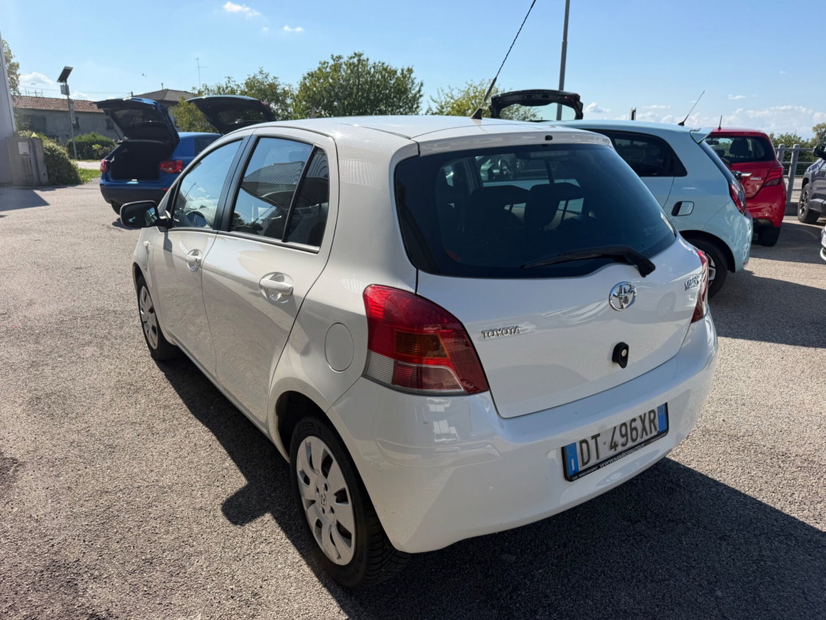 Toyota Yaris 1.0 5 porte Luxury pack (4)