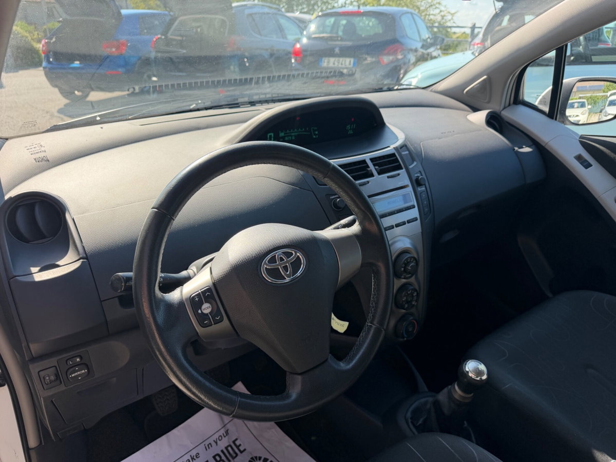 Toyota Yaris 1.0 5 porte Luxury pack (7)