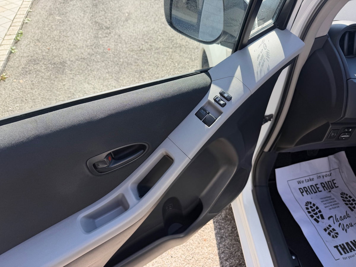Toyota Yaris 1.0 5 porte Luxury pack (8)