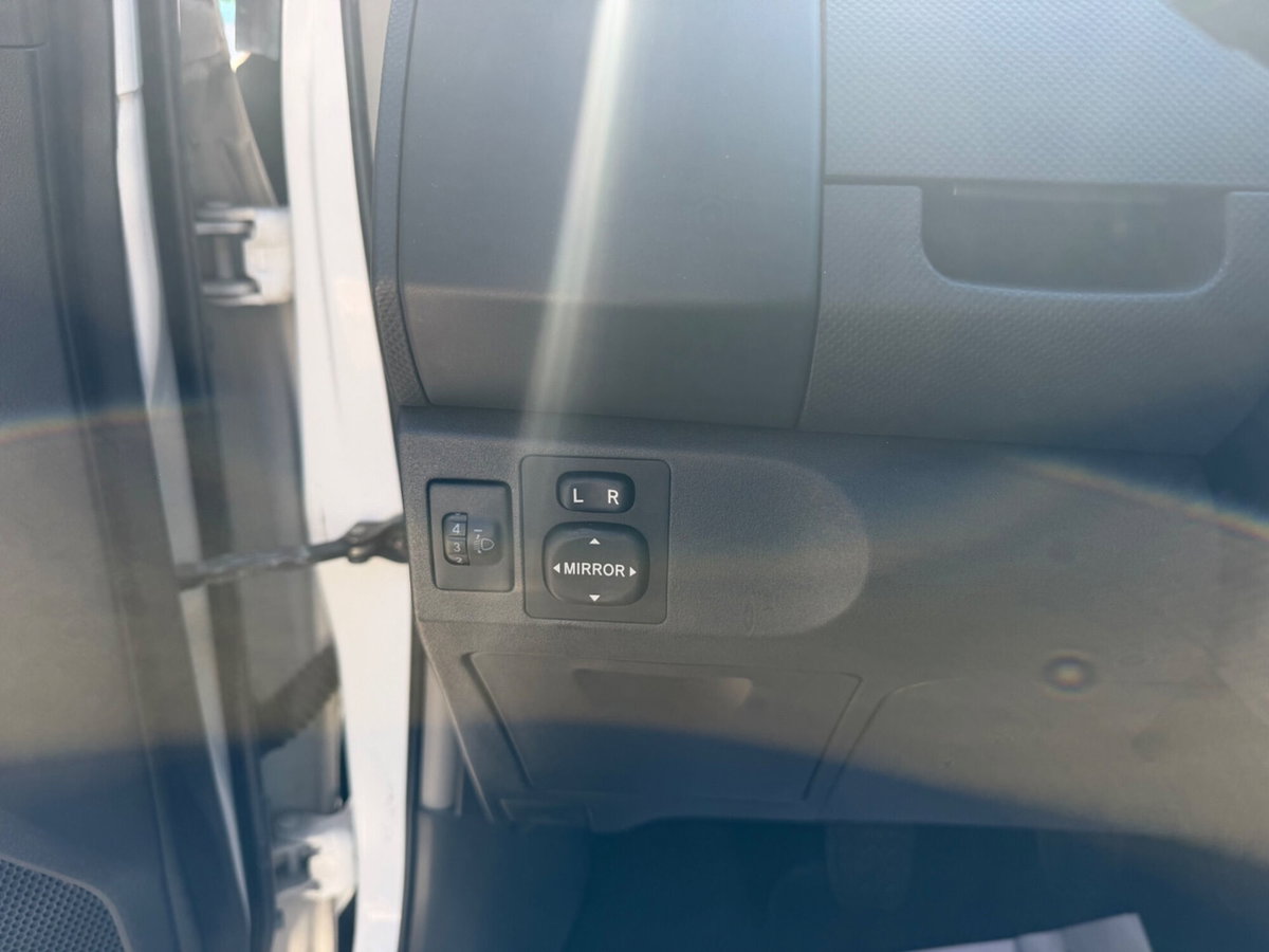 Toyota Yaris 1.0 5 porte Luxury pack (9)