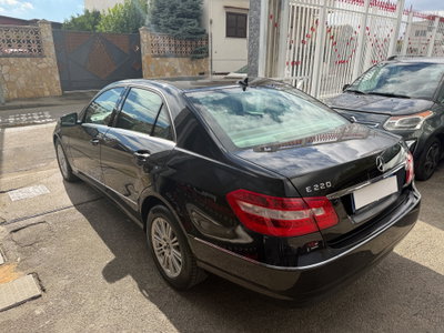 Mercedes-Benz Classe E 220 CDI BlueEFFICIENCY Avantgarde AMG (4)