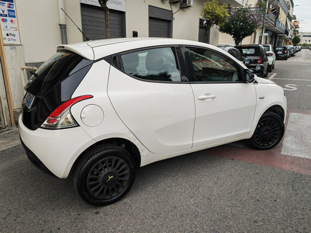 Lancia Ypsilon 0.9 TwinAir 85 CV 5 porte Metano Ecochic Gold (5)