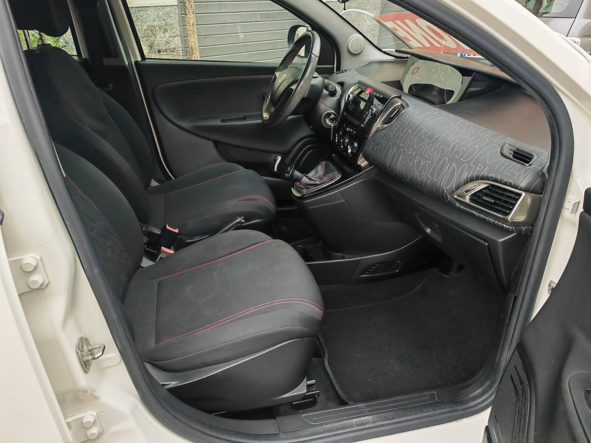 Lancia Ypsilon 0.9 TwinAir 85 CV 5 porte Metano Ecochic Gold (8)
