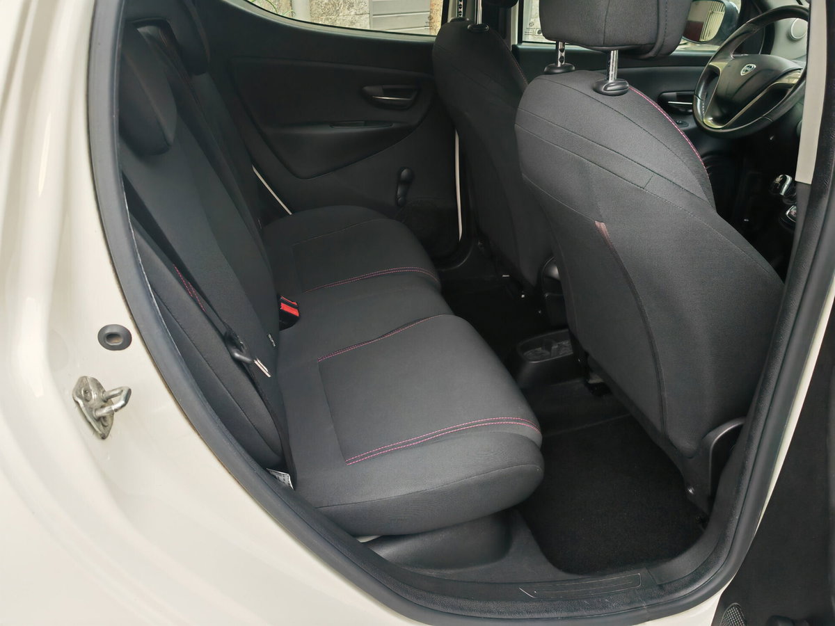 Lancia Ypsilon 0.9 TwinAir 85 CV 5 porte Metano Ecochic Gold (9)