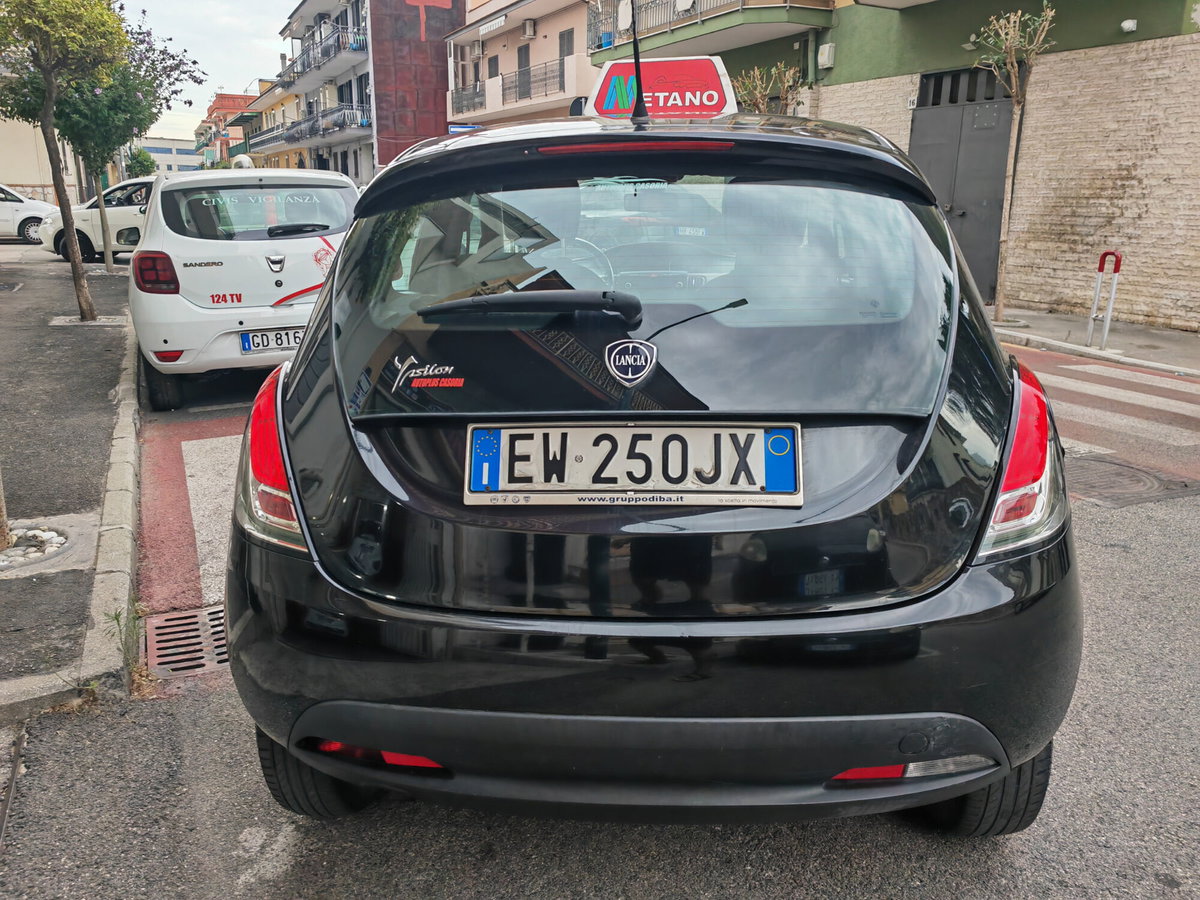 Lancia Ypsilon 0.9 TwinAir 85 CV 5 porte Metano Ecochic Gold (10)