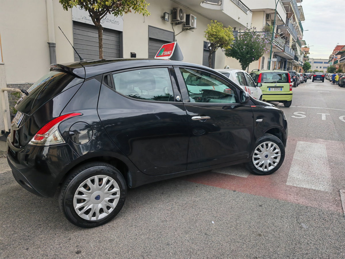 Lancia Ypsilon 0.9 TwinAir 85 CV 5 porte Metano Ecochic Gold (5)