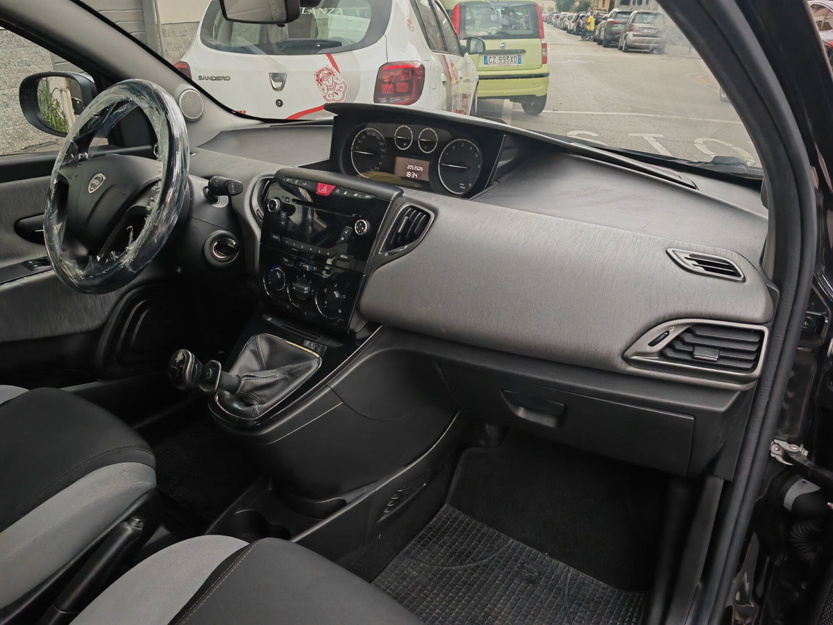 Lancia Ypsilon 0.9 TwinAir 85 CV 5 porte Metano Ecochic Gold (8)