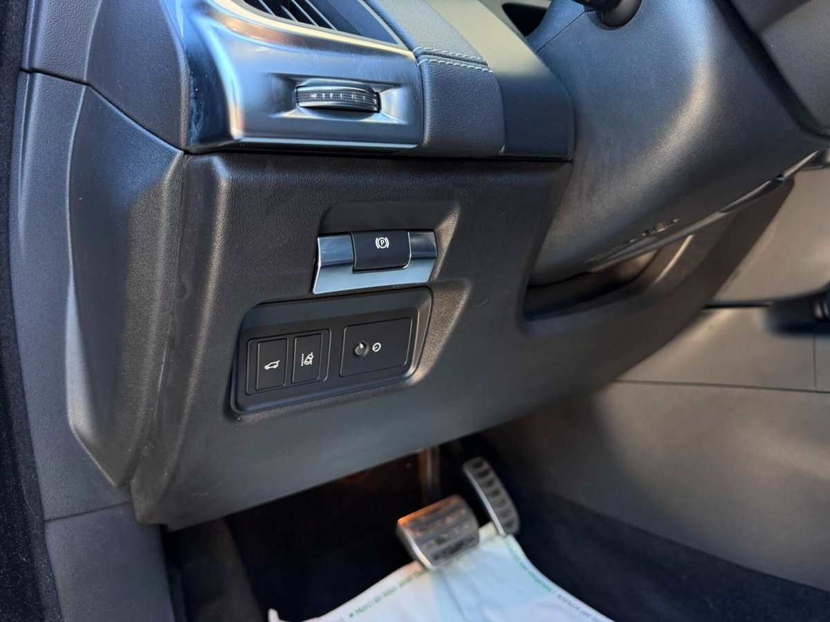 Jaguar E-Pace 2.0D 150 CV AWD R-Dynamic S (15)