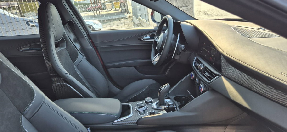 Alfa Romeo Giulia 2.9 V6 Quadrifoglio 520cv auto (8)