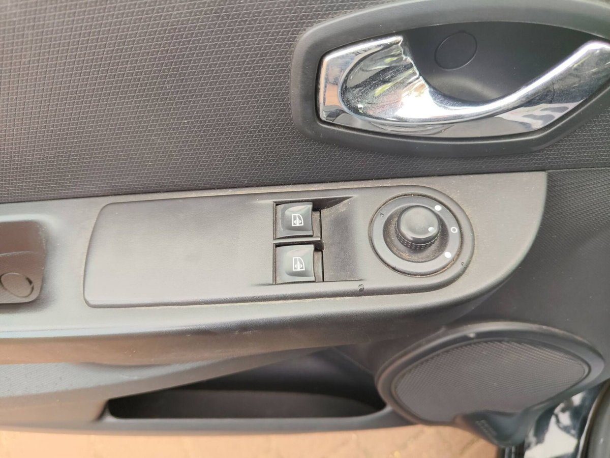 Renault Clio 1.5 dCi 8V 75CV 5 porte Live (12)