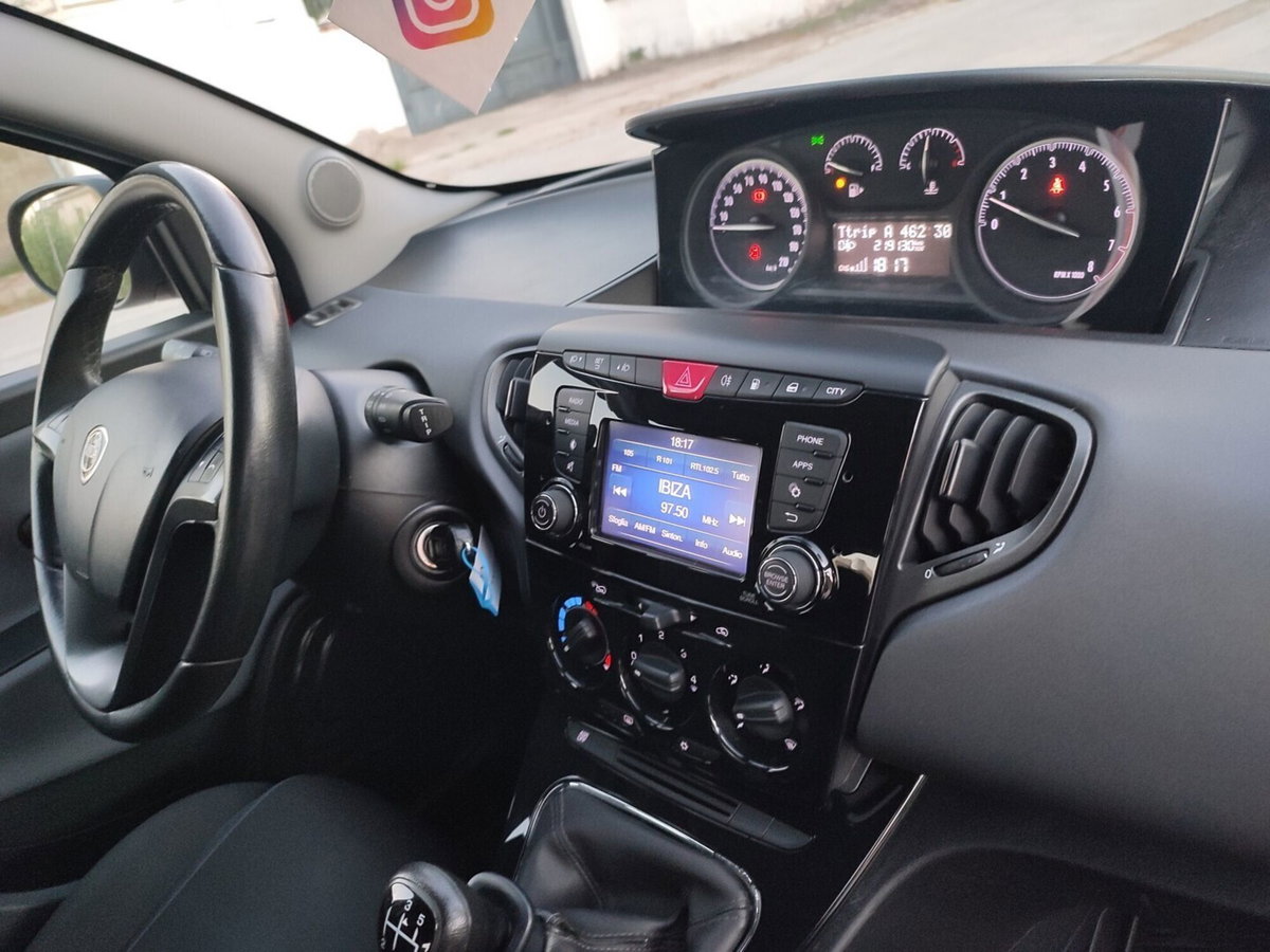 Lancia Ypsilon 0.9 TwinAir 85 CV 5 porte Metano Ecochic Gold (12)