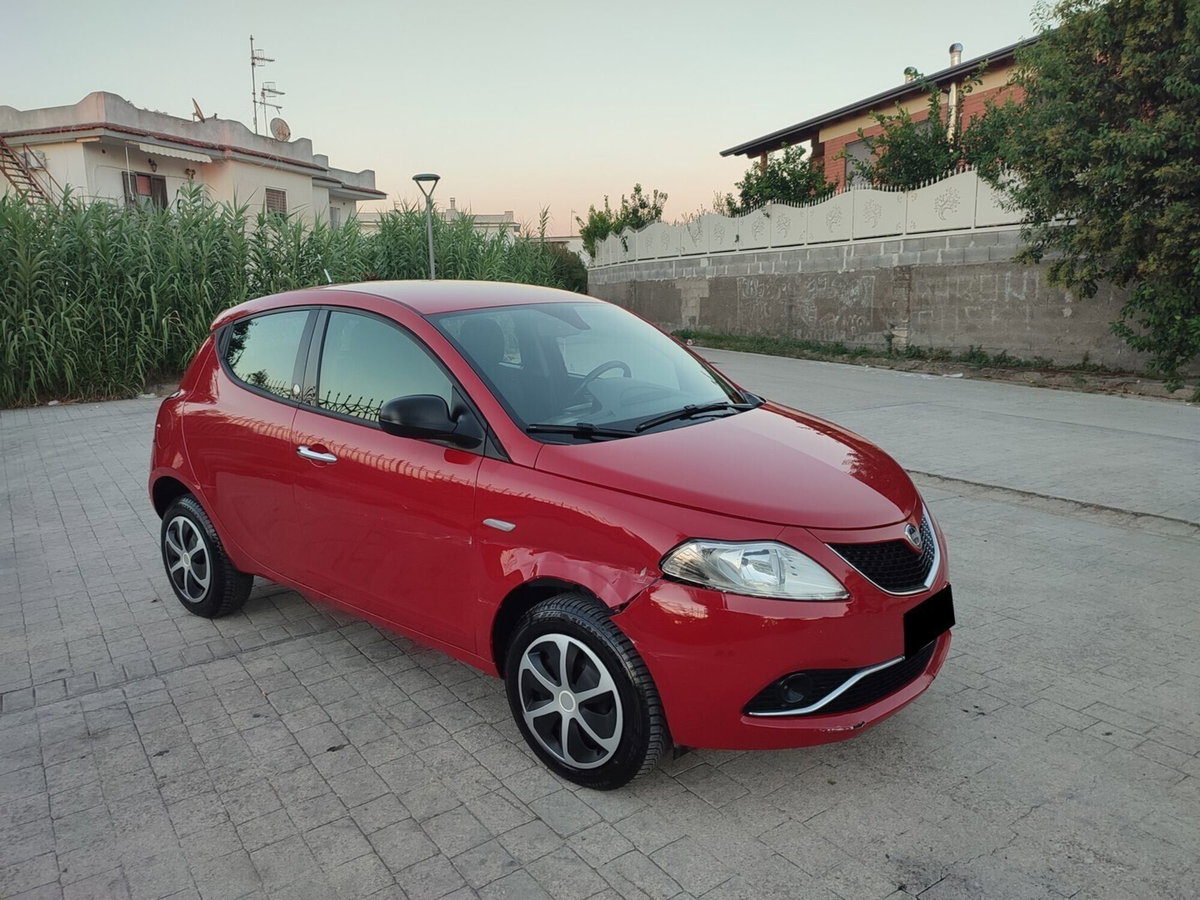 Lancia Ypsilon 0.9 TwinAir 85 CV 5 porte Metano Ecochic Gold (2)