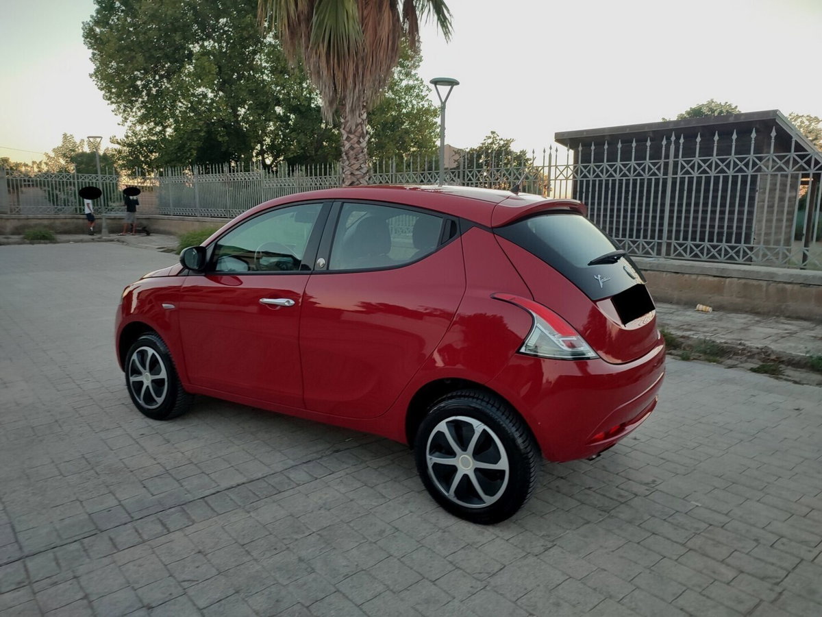 Lancia Ypsilon 0.9 TwinAir 85 CV 5 porte Metano Ecochic Gold (7)