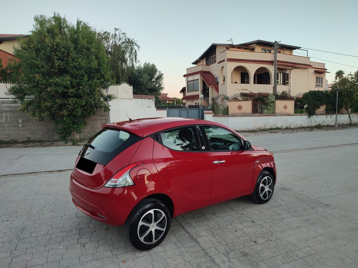 Lancia Ypsilon 0.9 TwinAir 85 CV 5 porte Metano Ecochic Gold