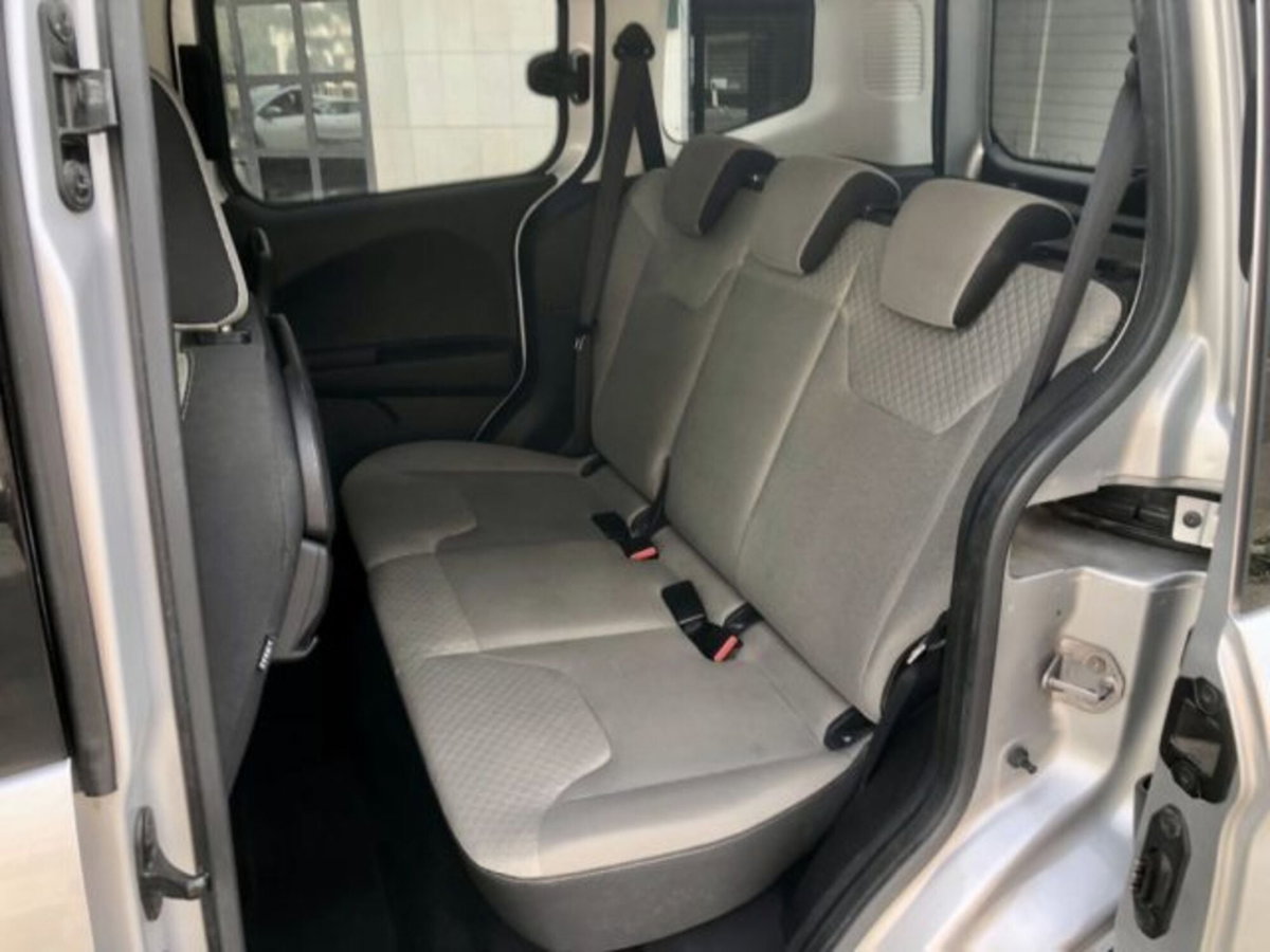Ford Tourneo Courier 1.6 TDCI 95 CV Titanium (8)