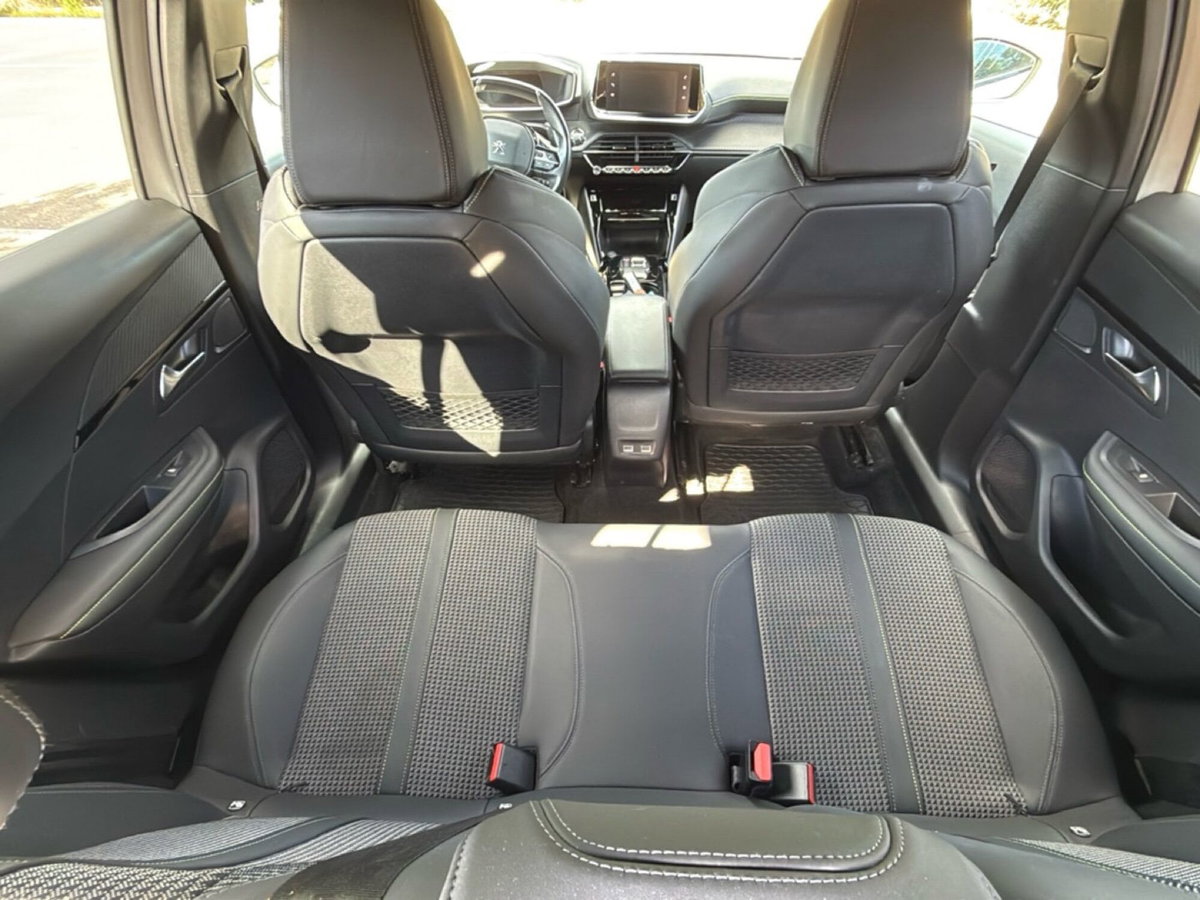 Peugeot 2008 BlueHDi 130 S&S EAT8 GT Pack (9)