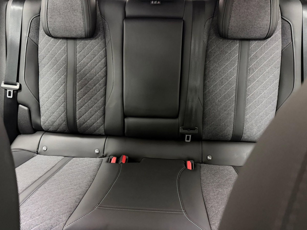 Peugeot 408 1.6 hybrid phev Allure 180cv e-eat8 (12)