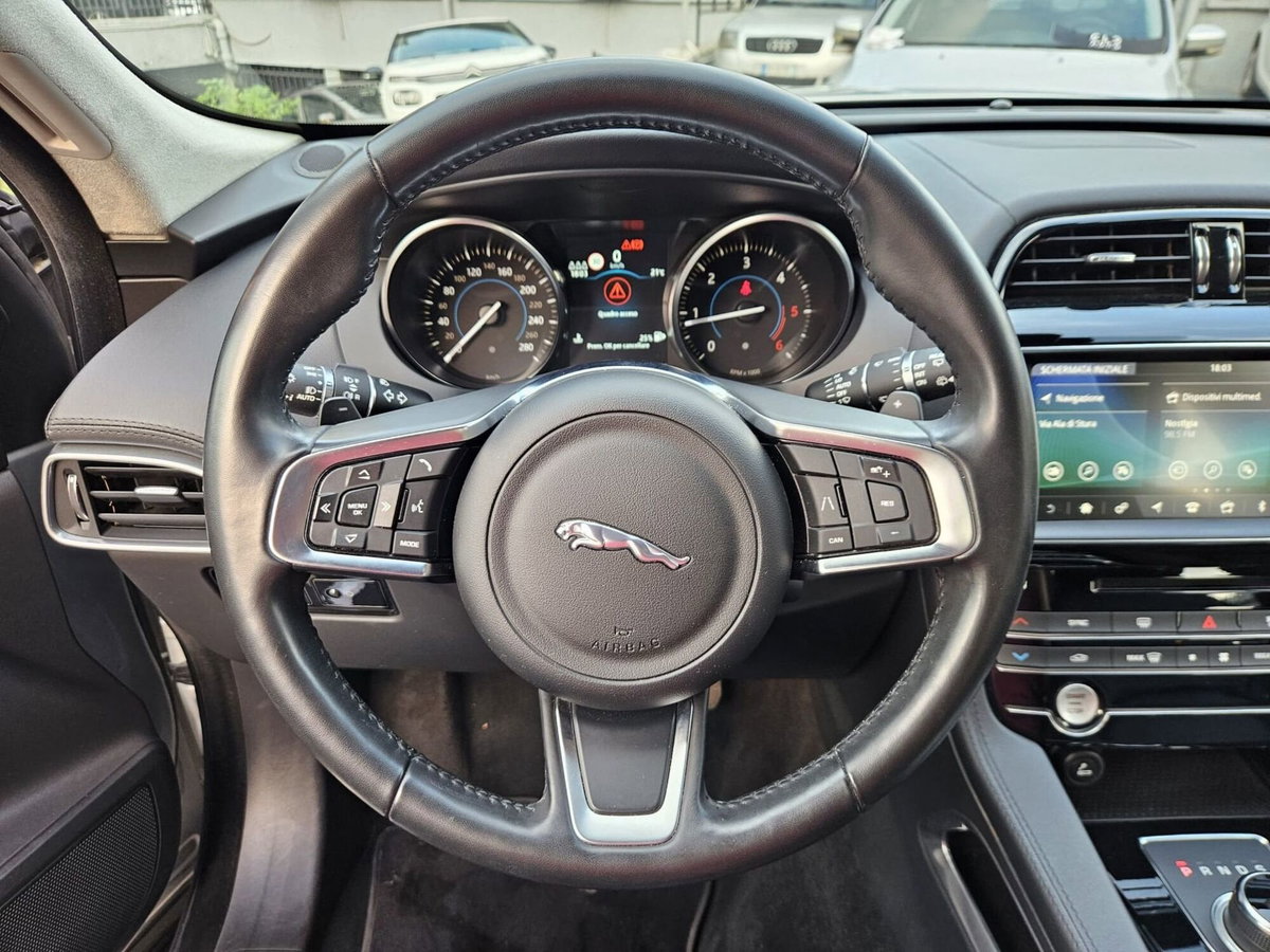 Jaguar F-Pace 2.0 D 180 CV AWD aut. Chequered Flag (12)
