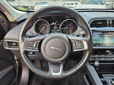Jaguar F-Pace 2.0 D 180 CV AWD aut. Chequered Flag (12)
