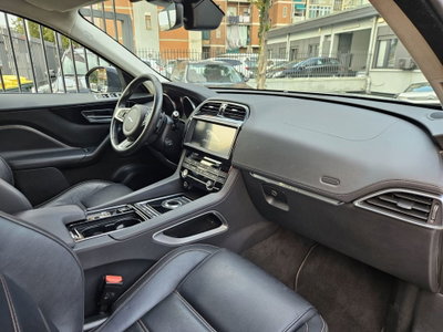 Jaguar F-Pace 2.0 D 180 CV AWD aut. Chequered Flag (16)