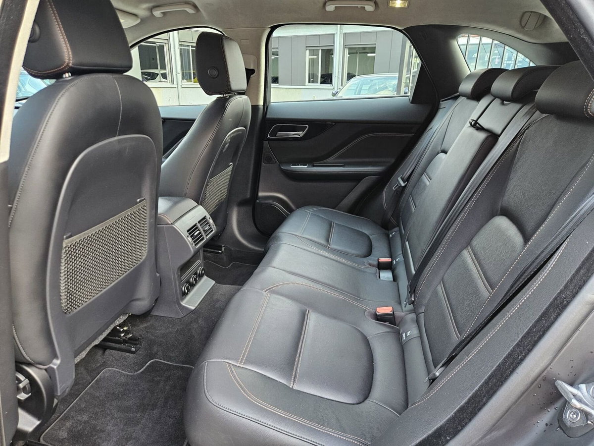 Jaguar F-Pace 2.0 D 180 CV AWD aut. Chequered Flag (8)