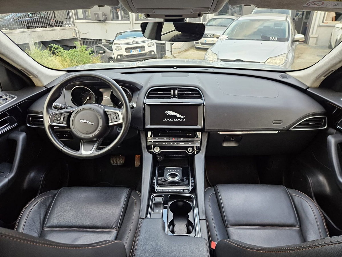 Jaguar F-Pace 2.0 D 180 CV AWD aut. Chequered Flag (9)
