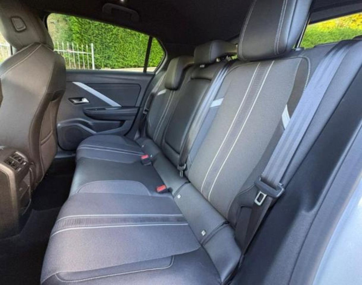 Opel Astra 1.2 Turbo 130 CV GS Line (8)