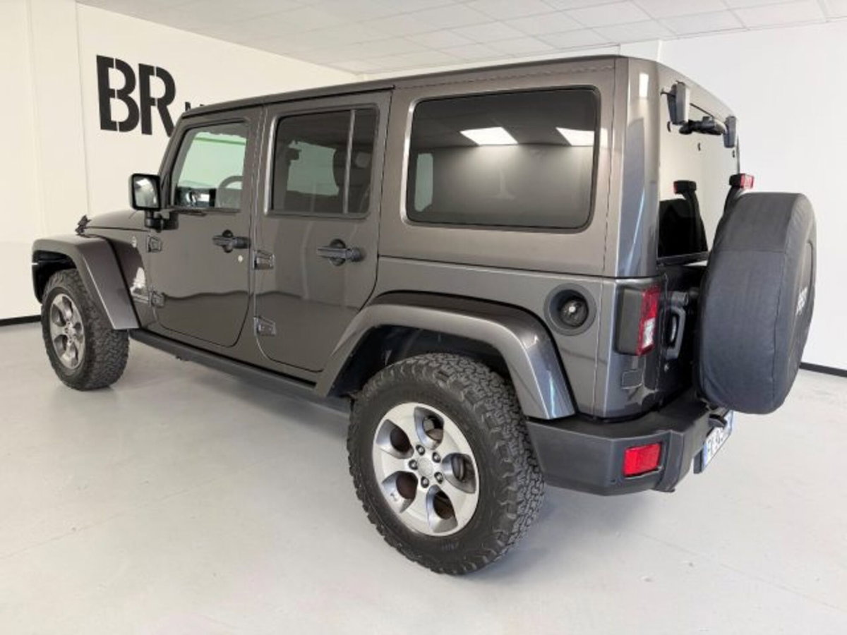 Jeep Wrangler Unlimited 2.8 CRD DPF Sahara Auto (7)