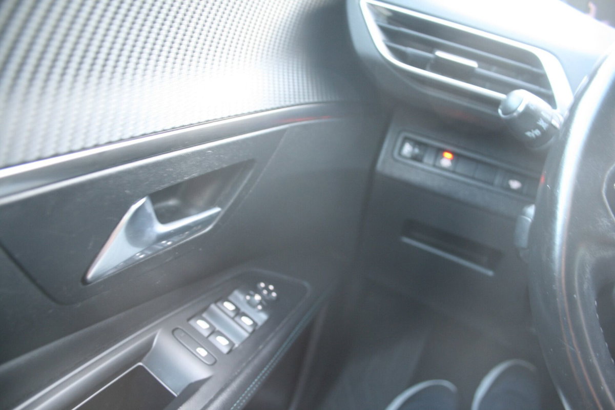 Peugeot 3008 BlueHDi 130 S&S EAT8 Allure Pack (14)