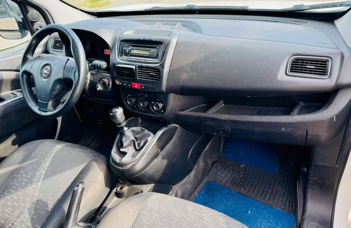 Opel Combo Tour CDTi 95CV PC-TA Cosmo (14)