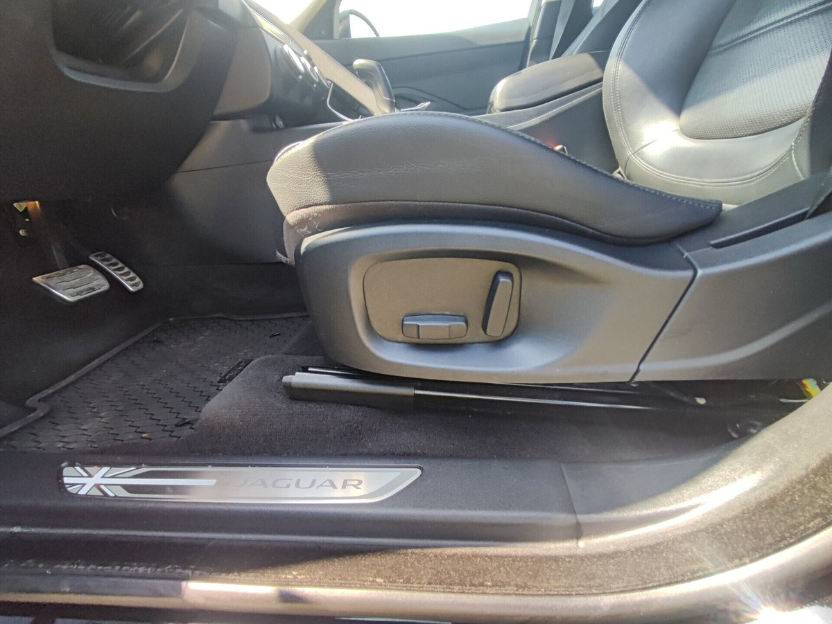 Jaguar E-Pace 2.0D 150 CV AWD aut. R-Dynamic (15)