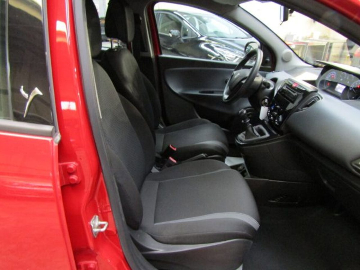 Lancia Ypsilon 1.2 69 CV 5 porte Platinum (15)