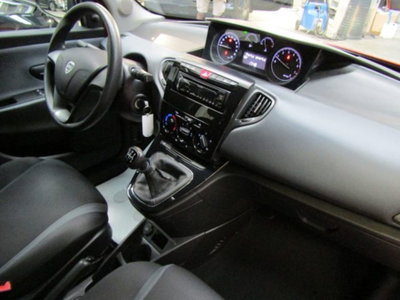 Lancia Ypsilon 1.2 69 CV 5 porte Platinum (16)